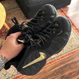 Nike Air Foamposite Black with Metallic Gold Tone Logo. Size 8.5